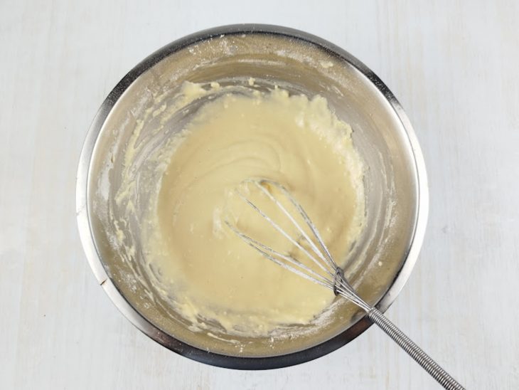 Farinha de coco sendo incorporada à massa.