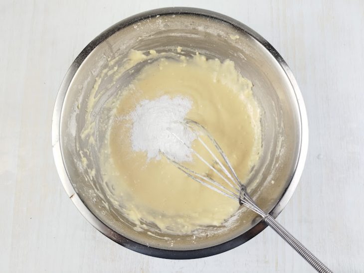 Fermento sendo misturado delicadamente para finalizar.