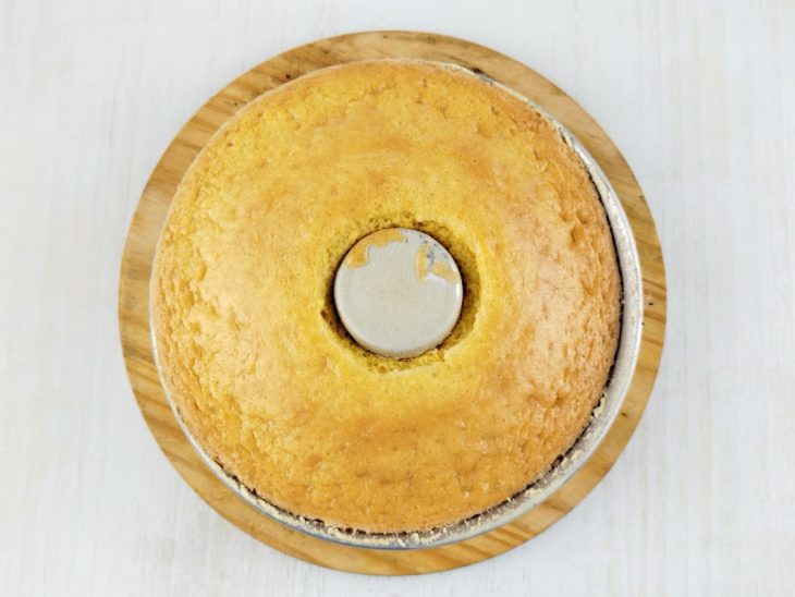 Massa sendo despejada e nivelada na forma untada.