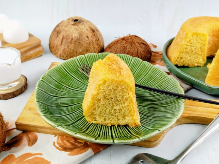 Bolo assado, com textura leve e fofinha ao corte.