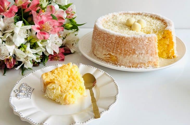 Bolo de coco gelado cremoso