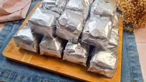 Bolo de coco gelado no papel alumínio