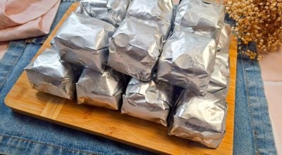 Bolo de coco gelado no papel alumínio