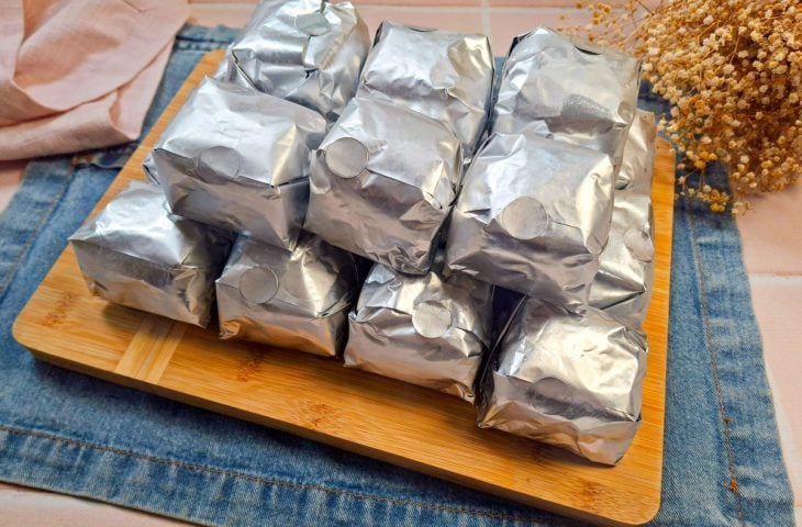 Bolo de coco gelado no papel alumínio