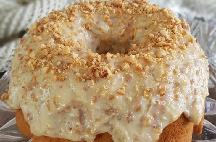 Bolo de coco queimado com amendoim