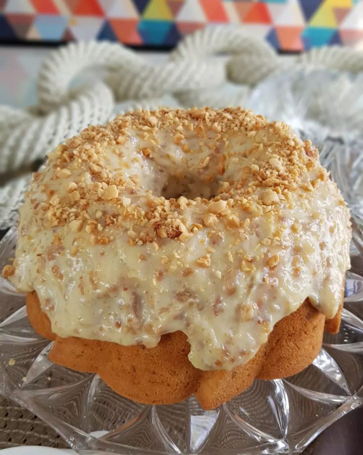 Bolo de coco queimado com amendoim