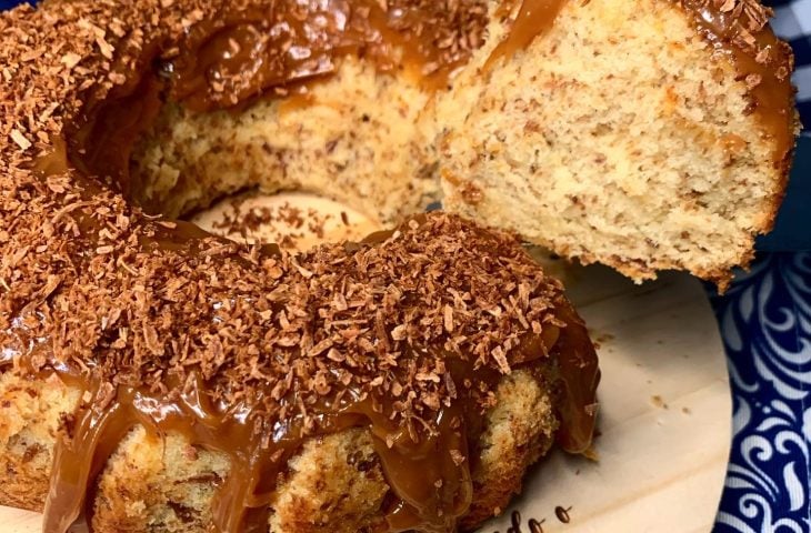 Bolo de coco queimado com doce de leite