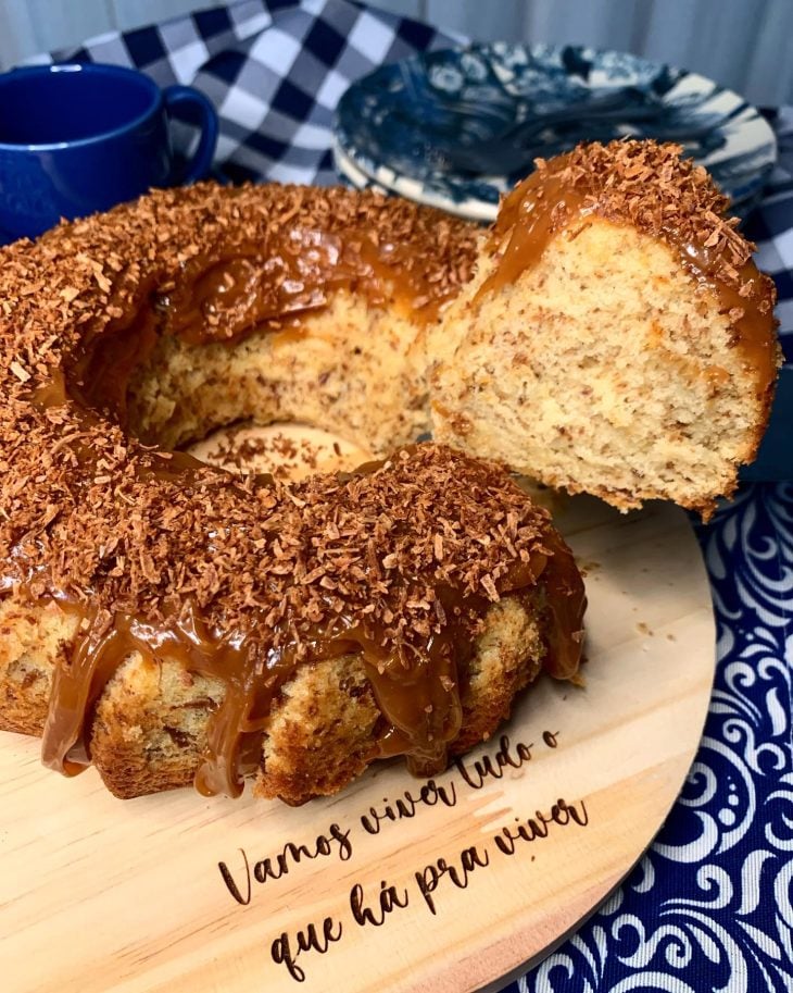 Bolo de coco queimado com doce de leite