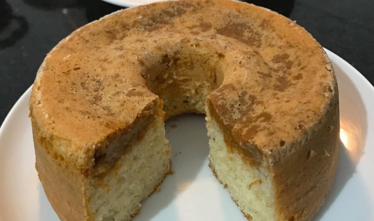 Bolo de coco recheado com doce de leite fácil