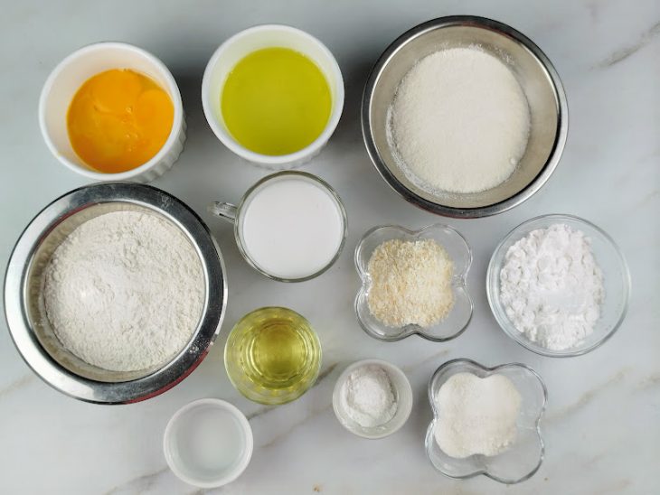 Ingredientes reunidos em uma bancada.
