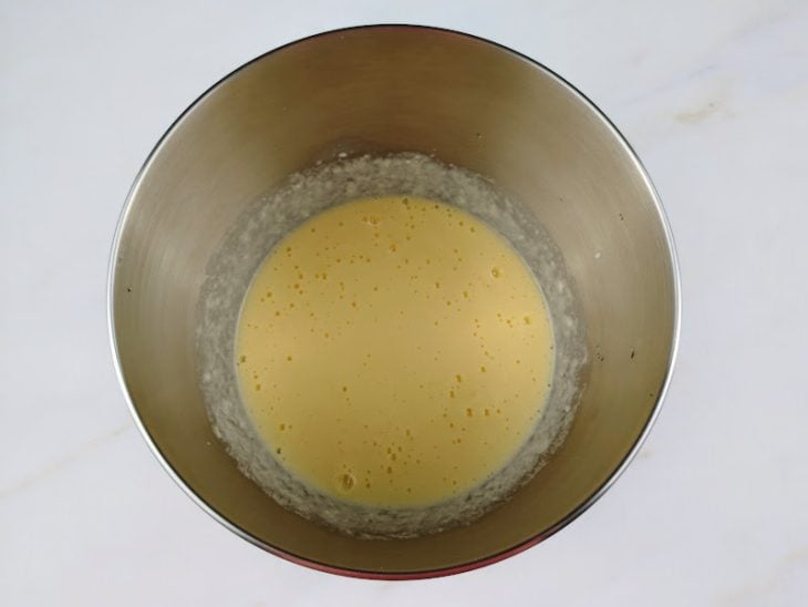 Gemas, óleo e leite de coco batidas na tigela limpa da batedeira.