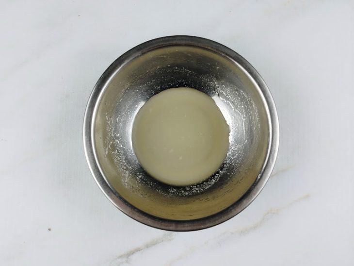 Recipiente com açúcar de confeiteiro e água misturados.