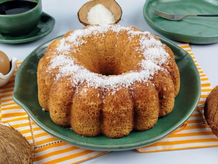Bolo de coco sem glúten desenformado pronto para consumo.