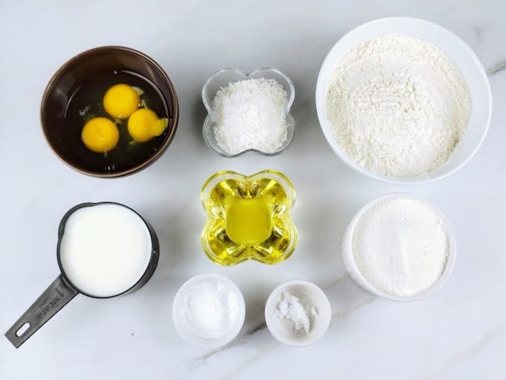 Ingredientes reunidos em uma bancada.