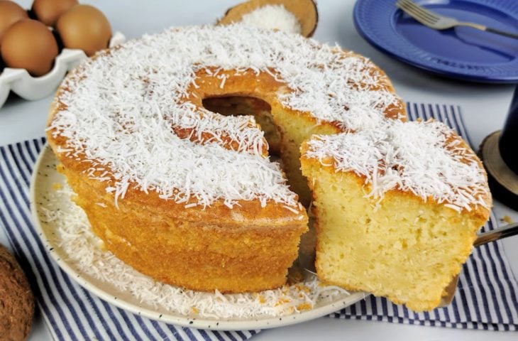 Bolo de coco simples
