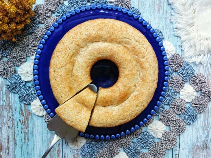 Bolo de creme leite com um pedaço sendo retirado.