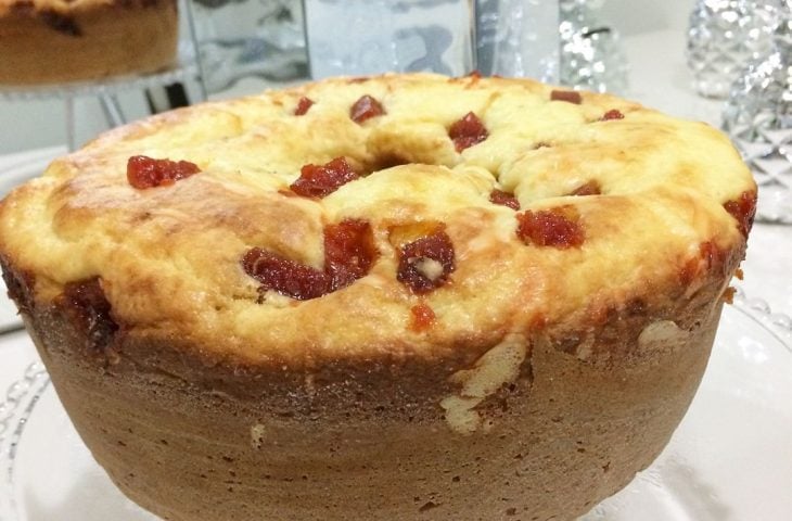 Bolo de creme de leite com queijo e goiabada