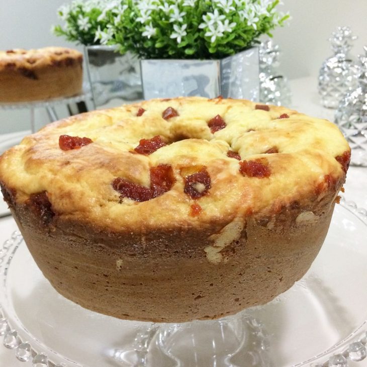 Bolo de creme de leite com queijo e goiabada