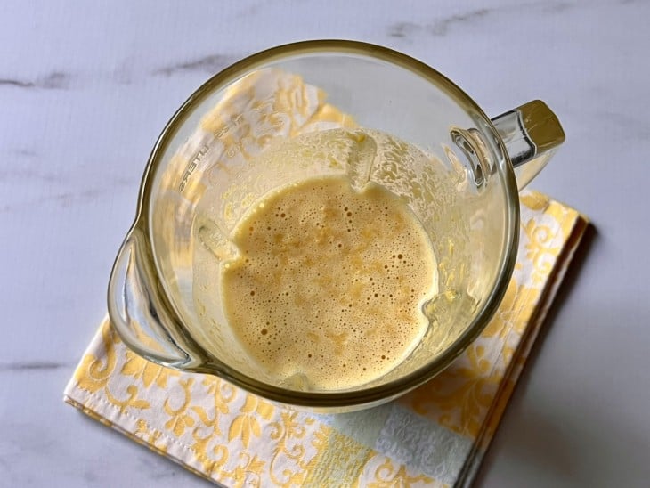 Liquidificador com ingredientes batidos e misturados homogeneamente.