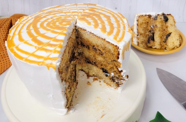 Bolo de doce de leite com ameixa