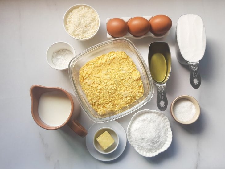 Uma bancada com os ingredientes separados.