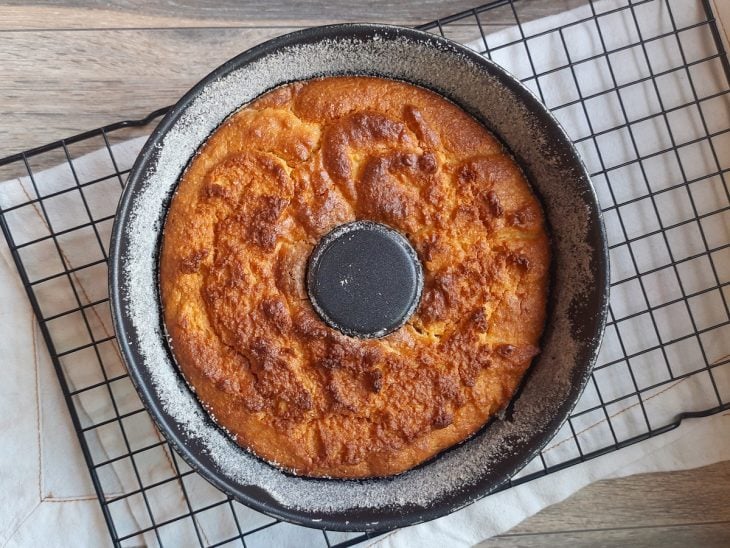 Uma forma contendo bolo de farinha de milho.