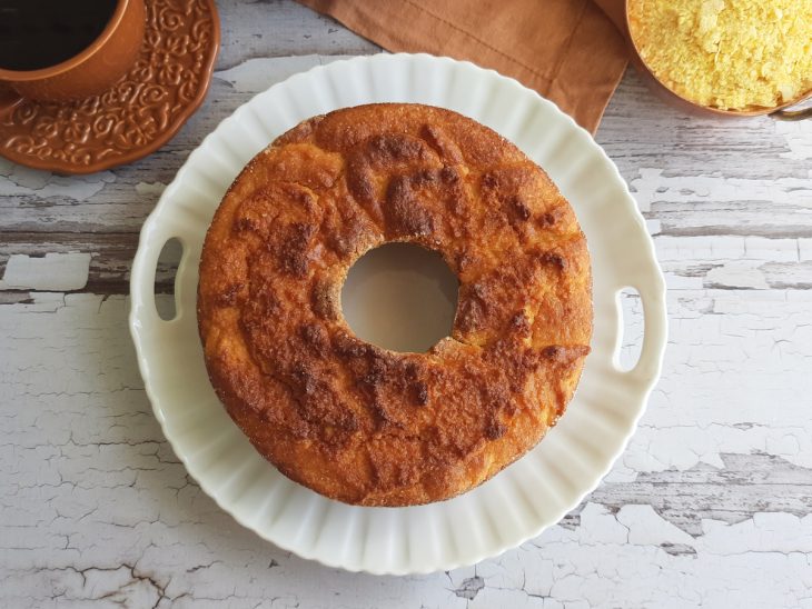 Um recipiente contendo bolo de farinha de milho.