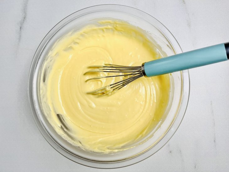 Mistura em uma tigela para incorporar a farinha de trigo com um fouet.