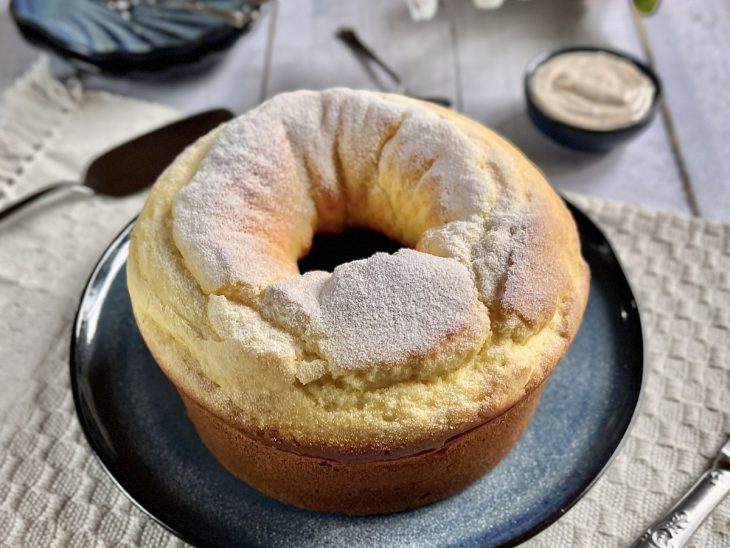 Bolo de farinha de trigo com maisena pronto para consumo.
