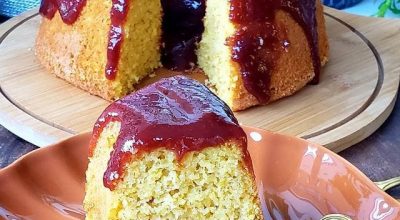 Bolo de flocão com calda de goiabada