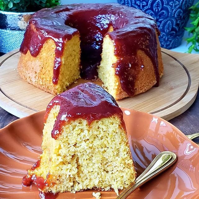 Bolo de flocão com calda de goiabada