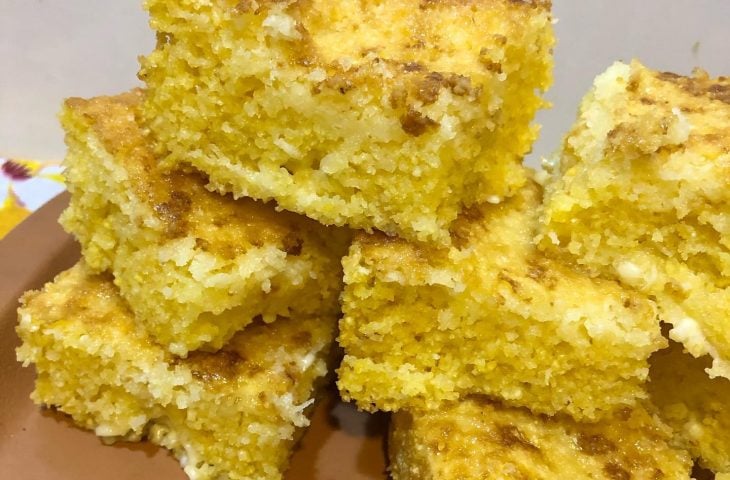 Bolo de flocão com coco