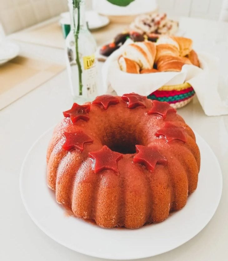 Bolo de flocão com goiabada