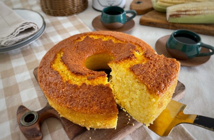 Bolo de flocão com milho-verde