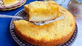 Bolo de flocão com queijo
