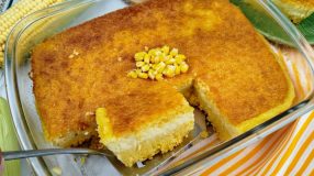 Bolo de flocão de milho cremoso