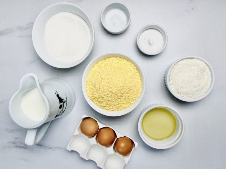 Ingredientes necessários para a receita separados em uma bancada.