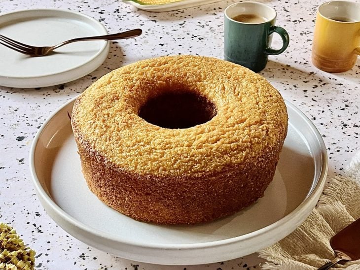 Bolo de flocão de milho de liquidificador pronto para servir.