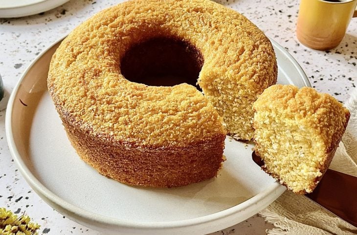 Bolo de flocão de milho de liquidificador