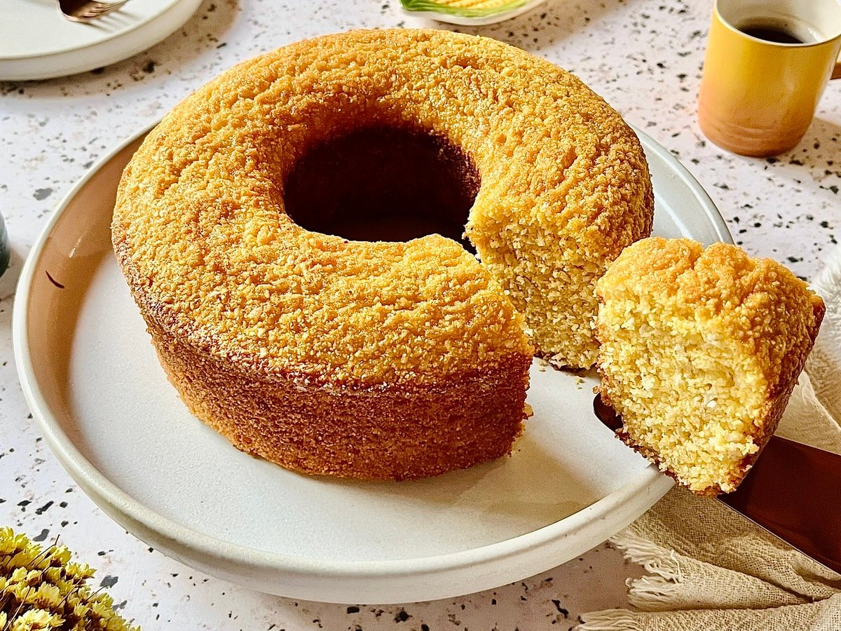 Bolo de flocão de milho de liquidificador