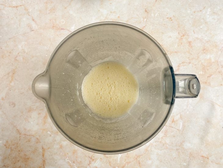 Ovos, leite, óleo, açúcar e sal batidos em um liquidificador.