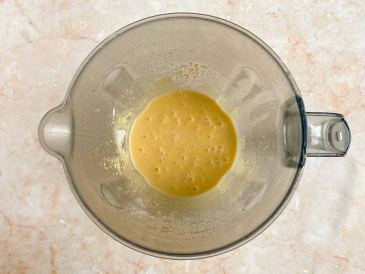 Flocão de milho e farinha de trigo adicionados ao liquidificador.