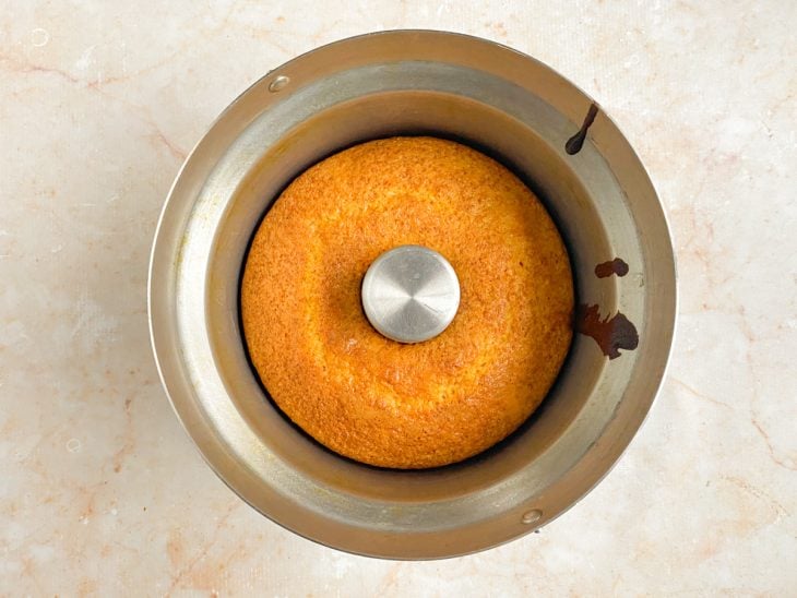 Bolo de flocão de milho dentro da forma.