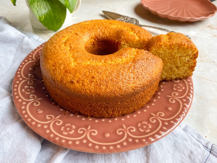Bolo de flocão de milho desenformado em um prato pronto para consumo.