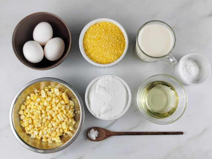 Ingredientes para a receita de bolo de flocão de milho sem trigo reunidos em uma bancada.