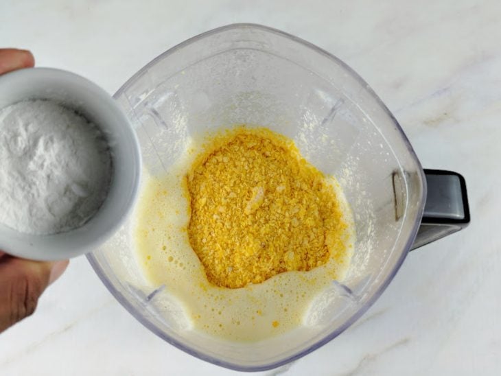 Ingredientes adicionados ao liquidificador para bater.