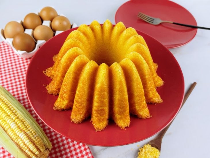 Bolo de flocão de milho sem trigo pronto para consumo.