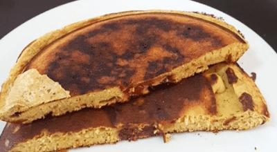 Bolo de frigideira de fubá com goiabada