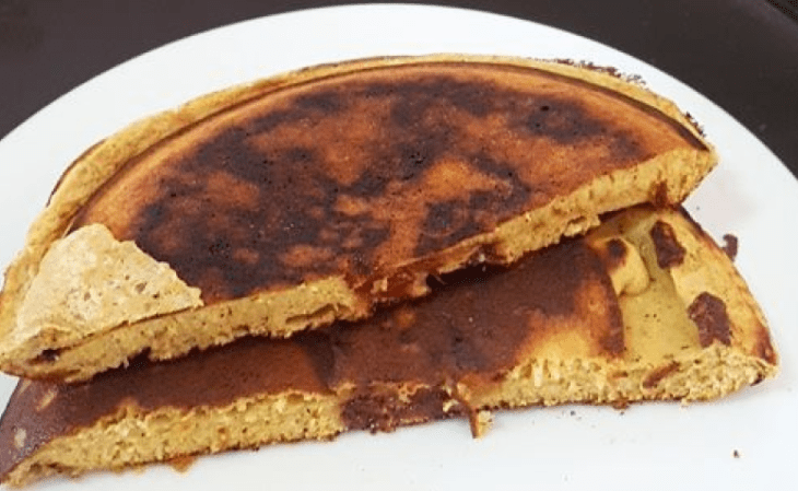 Bolo de frigideira de fubá com goiabada