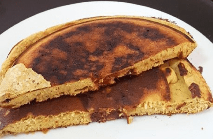 Bolo de frigideira de fubá com goiabada